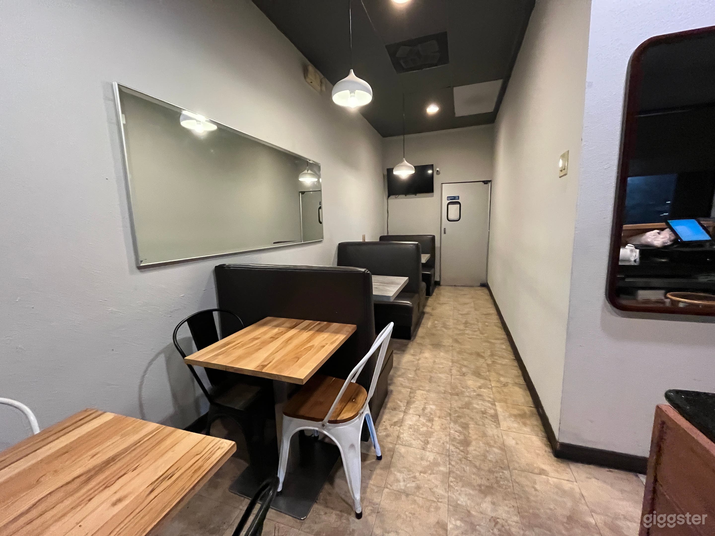 Versatile Casual Resturaunt Photo 2