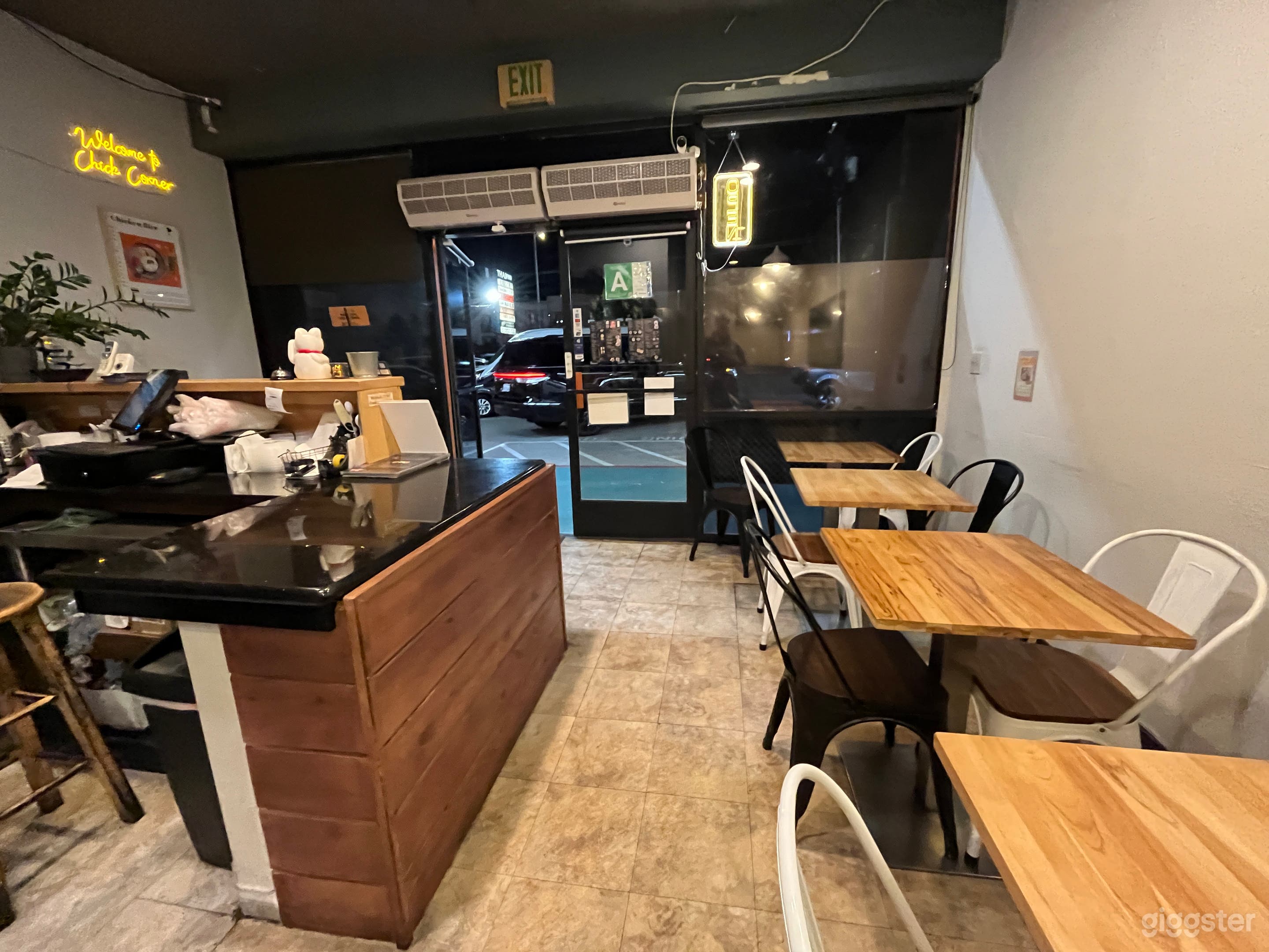 Versatile Casual Resturaunt Photo 3