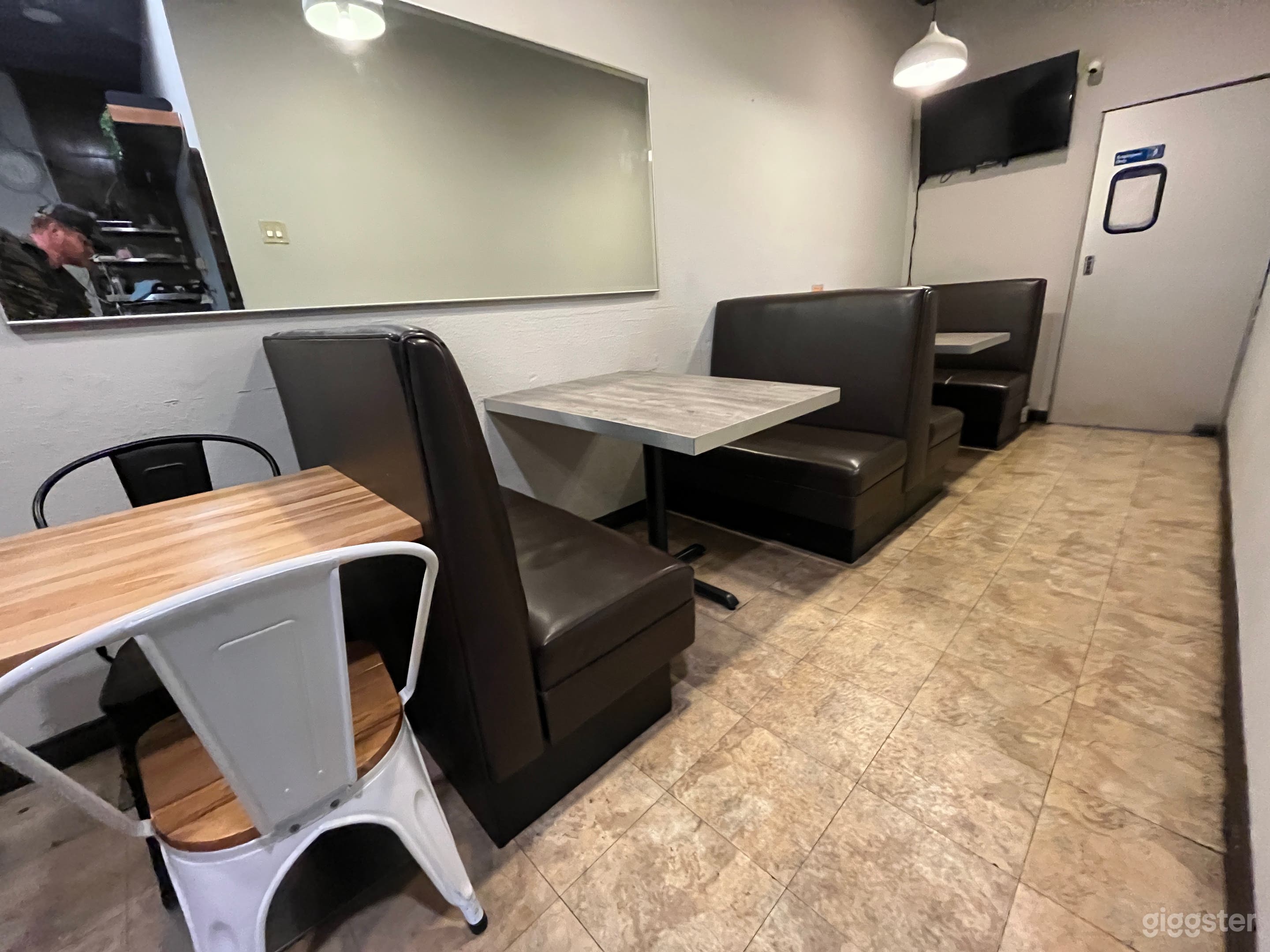 Versatile Casual Resturaunt Photo 4