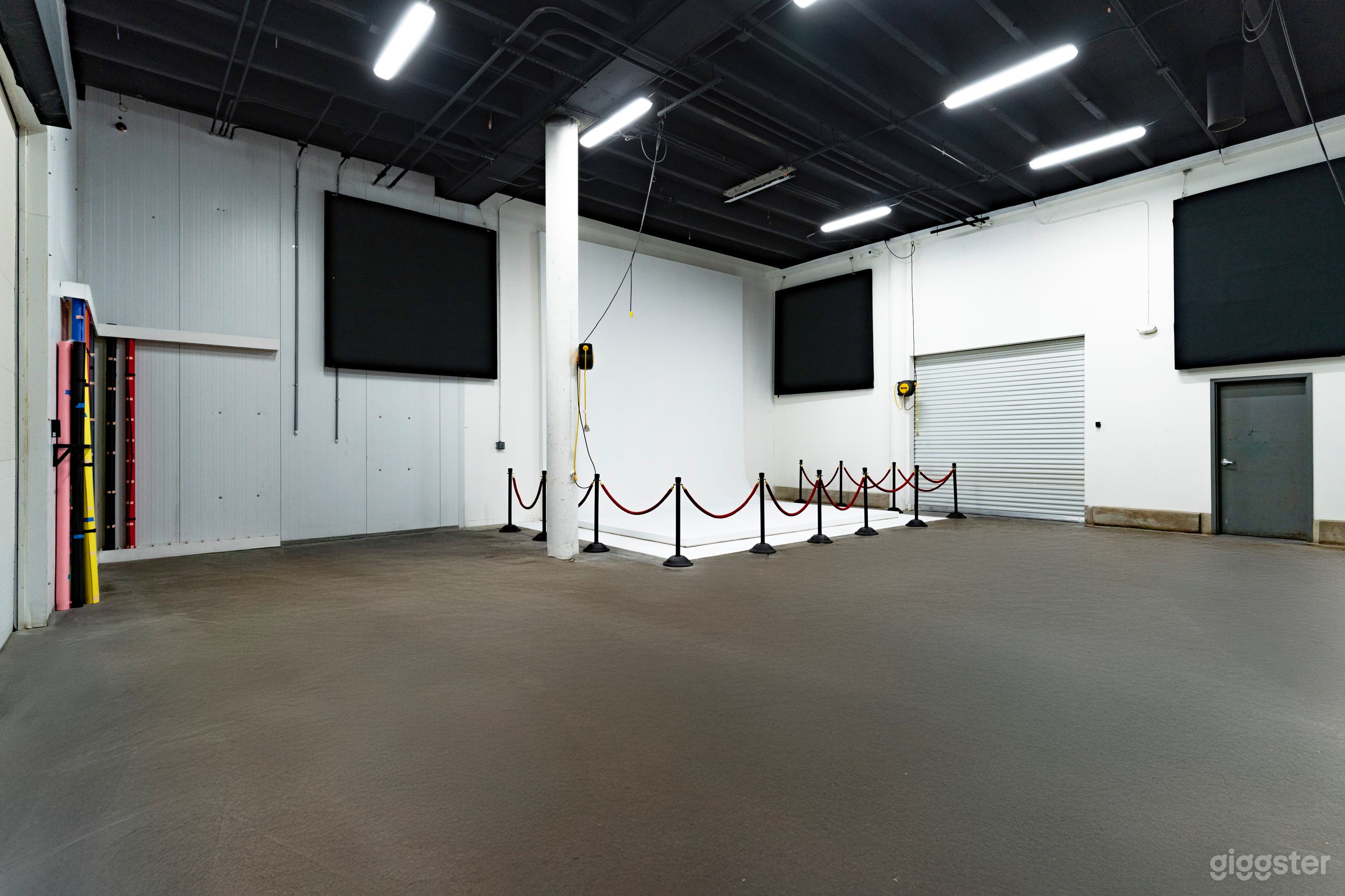Cyclorama Photo/Video Studio Photo 1