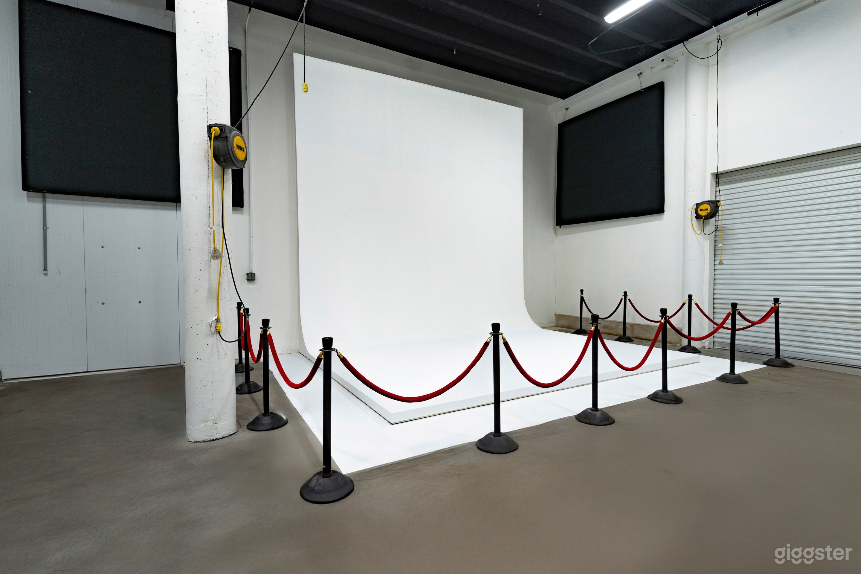 Cyclorama Photo/Video Studio Photo 2