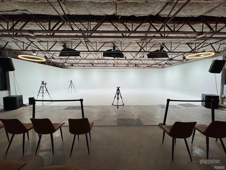  Gran estudio de producción con pared infinita y espacio para eventos 