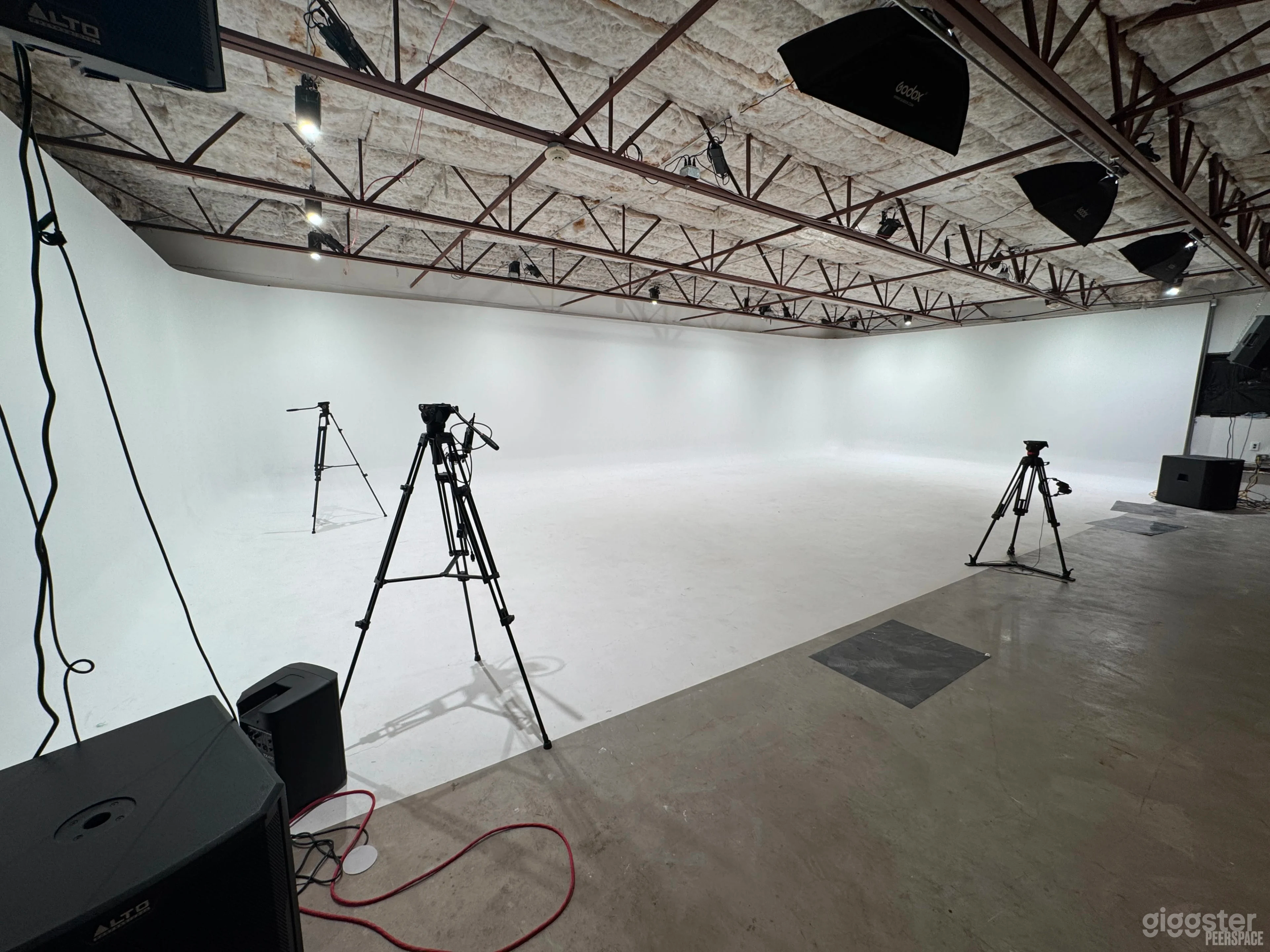 Large Infinity Wall Production Studio with Event Space Photo 3