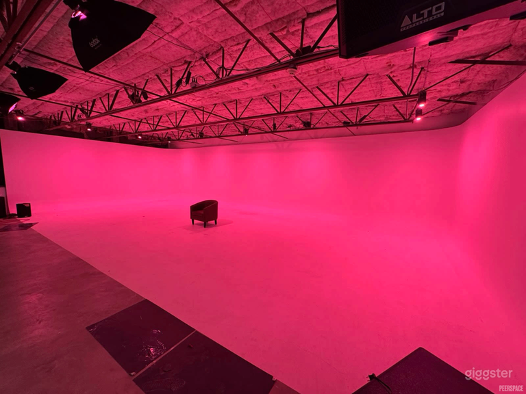  Gran estudio de producción con pared infinita y espacio para eventos 