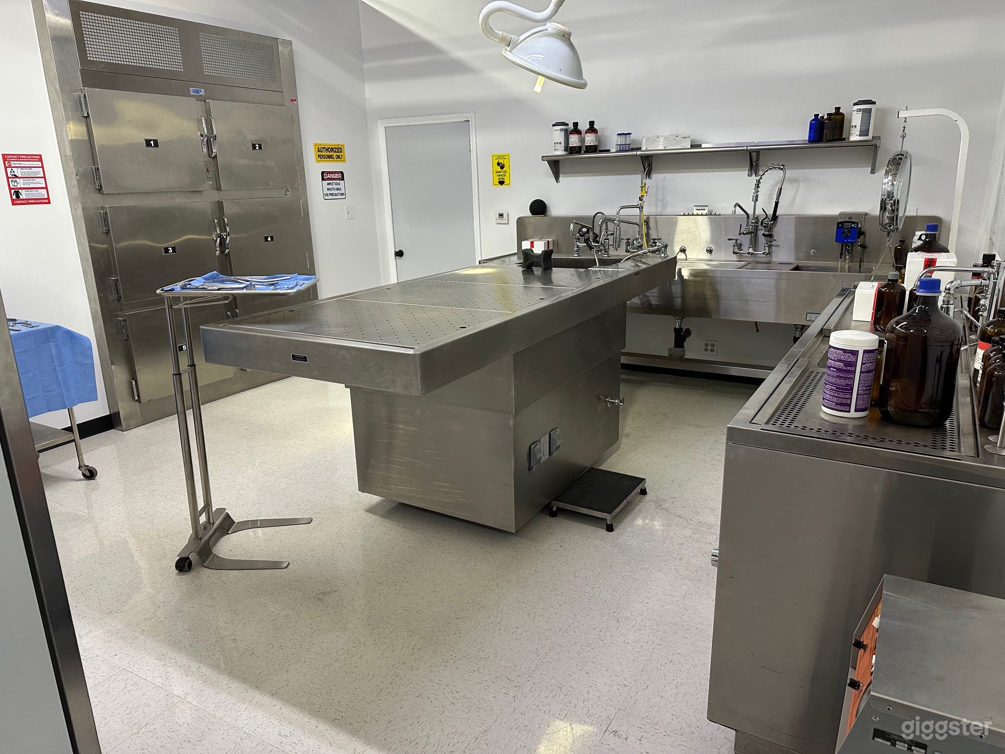 Morgue standing set dressed Photo 1