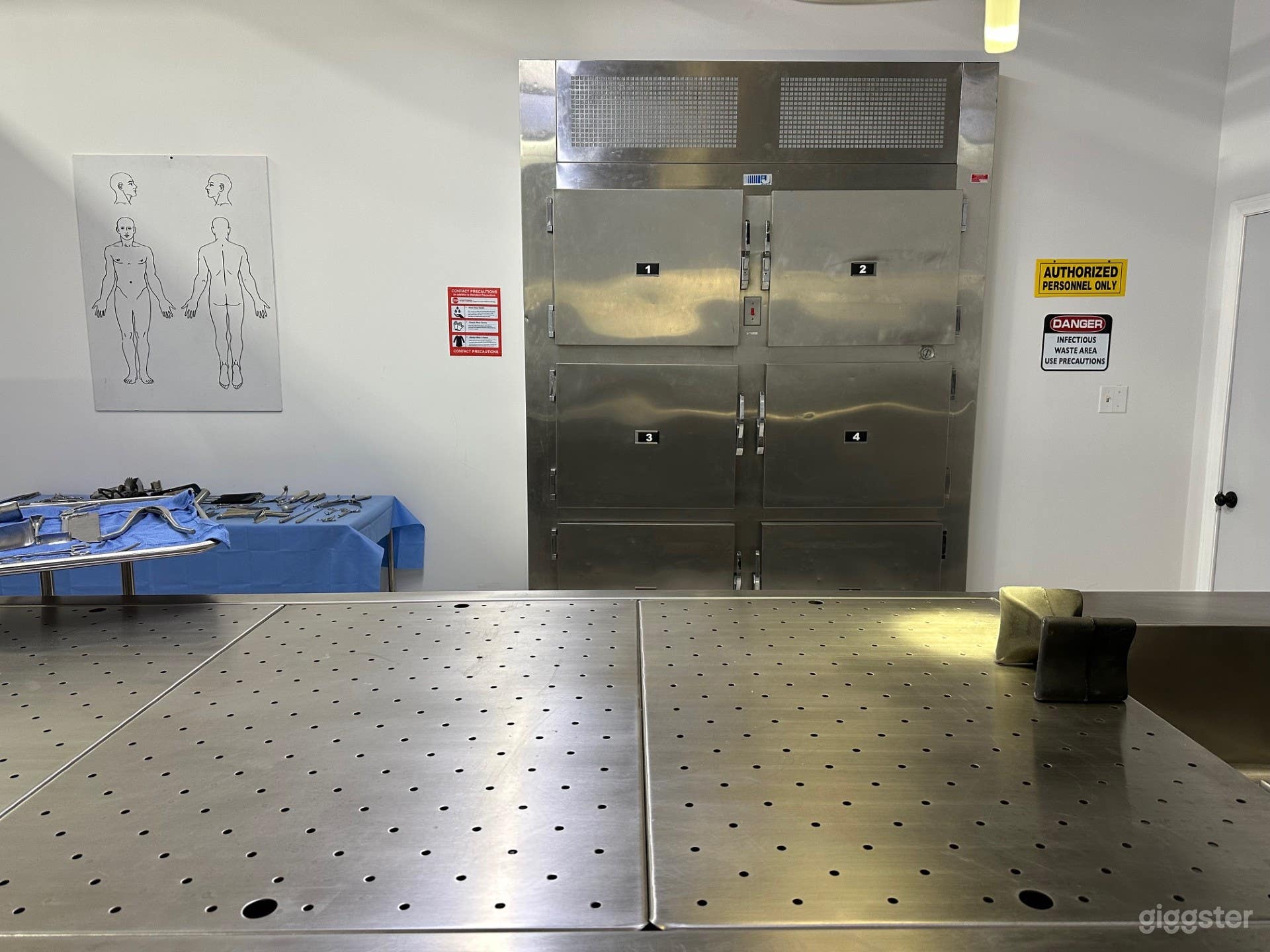 Morgue standing set dressed Photo 4