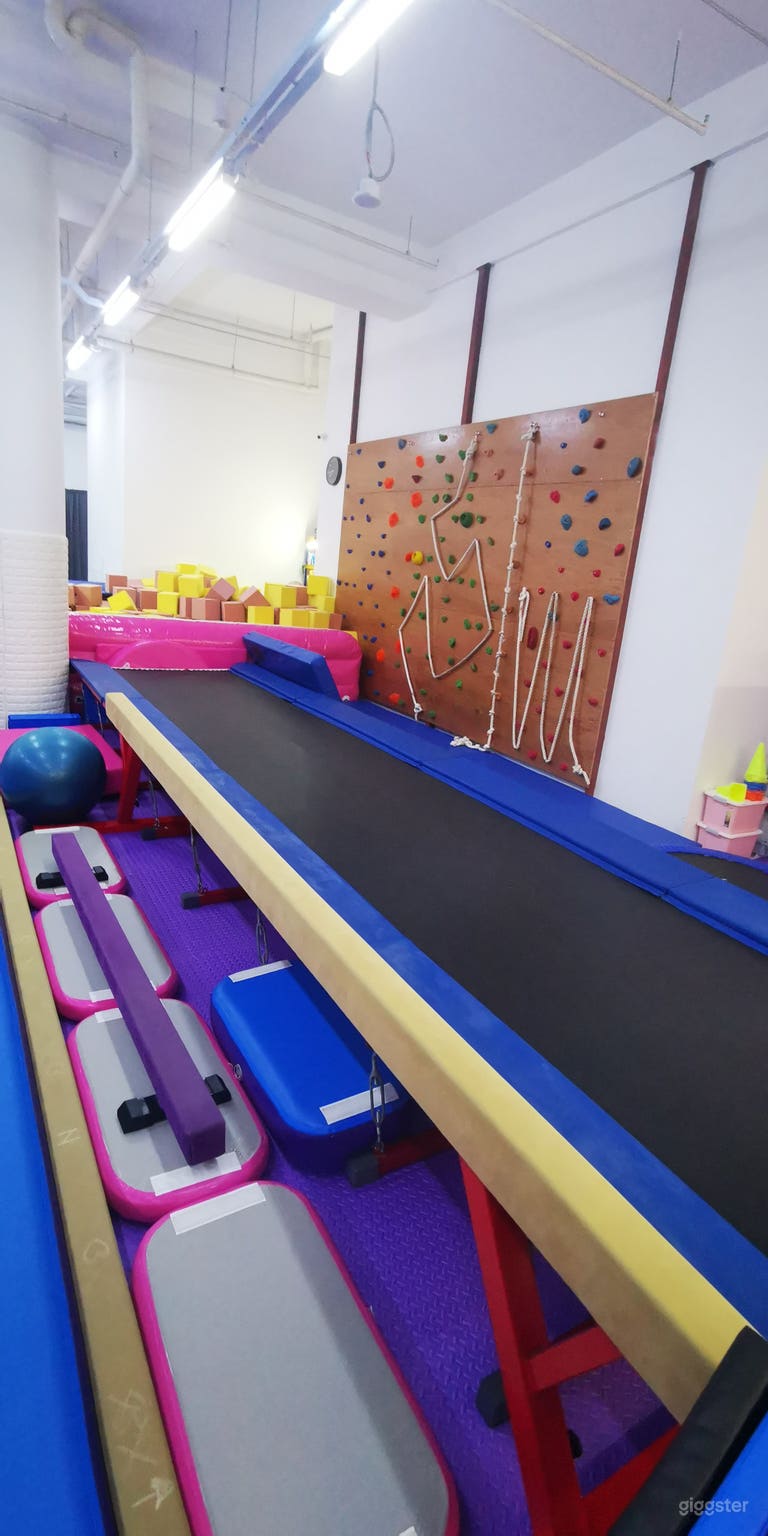  Schwebebalken, Tumblingbahn und Kletterwand 