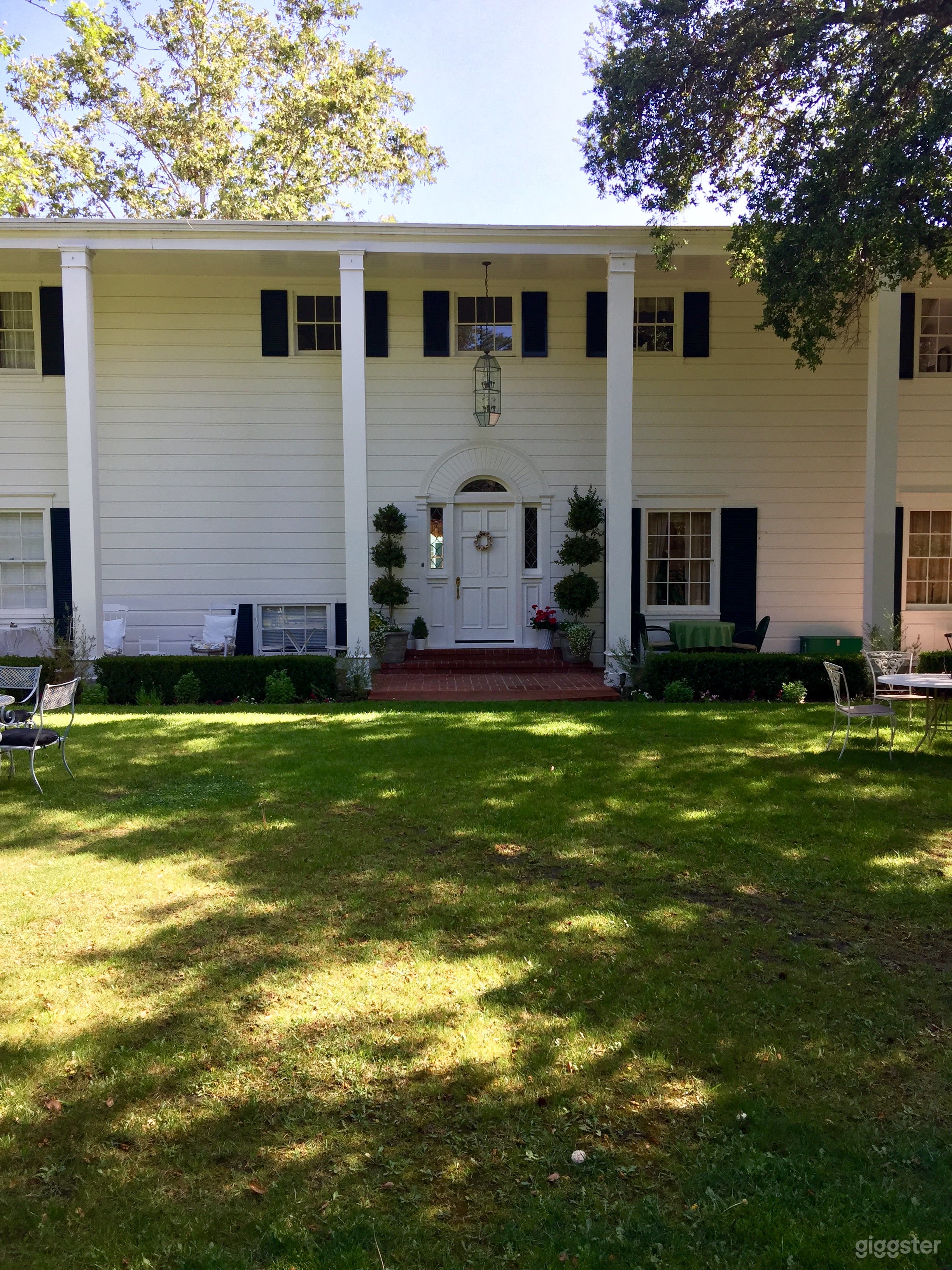 Large secluded home with beautiful grounds Photo 2