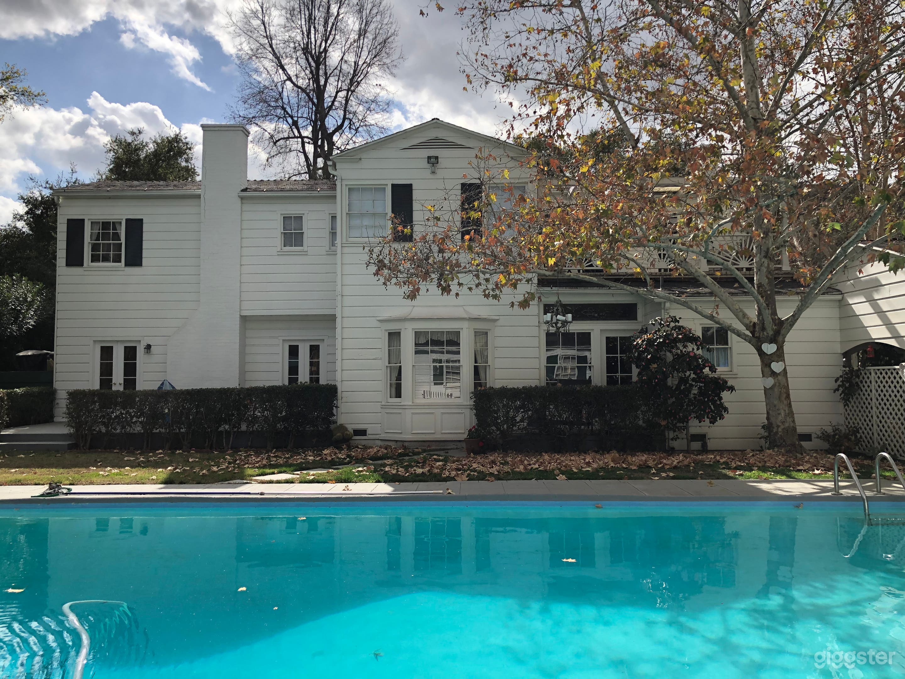 Large secluded home with beautiful grounds Photo 3