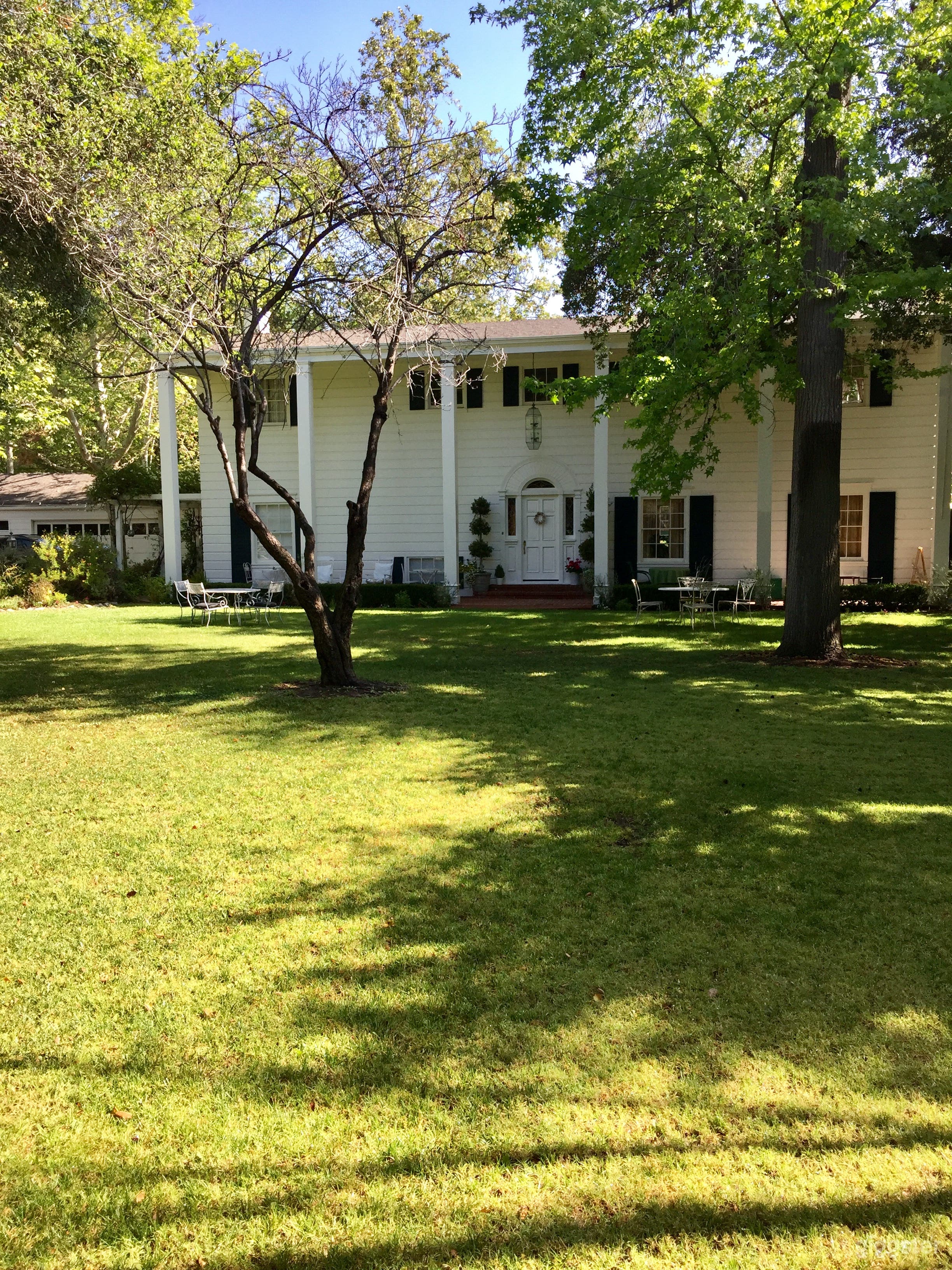 Large secluded home with beautiful grounds Photo 1