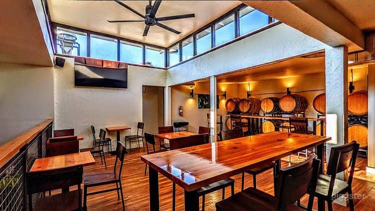 Chic &amp; Majestic Upstairs Loft Photo 1