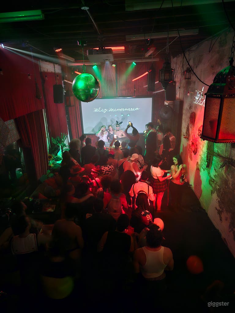  Distinctive Production Studio 