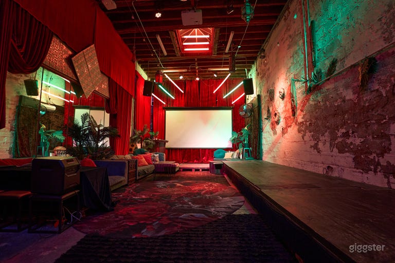  Distinctive Production Studio 