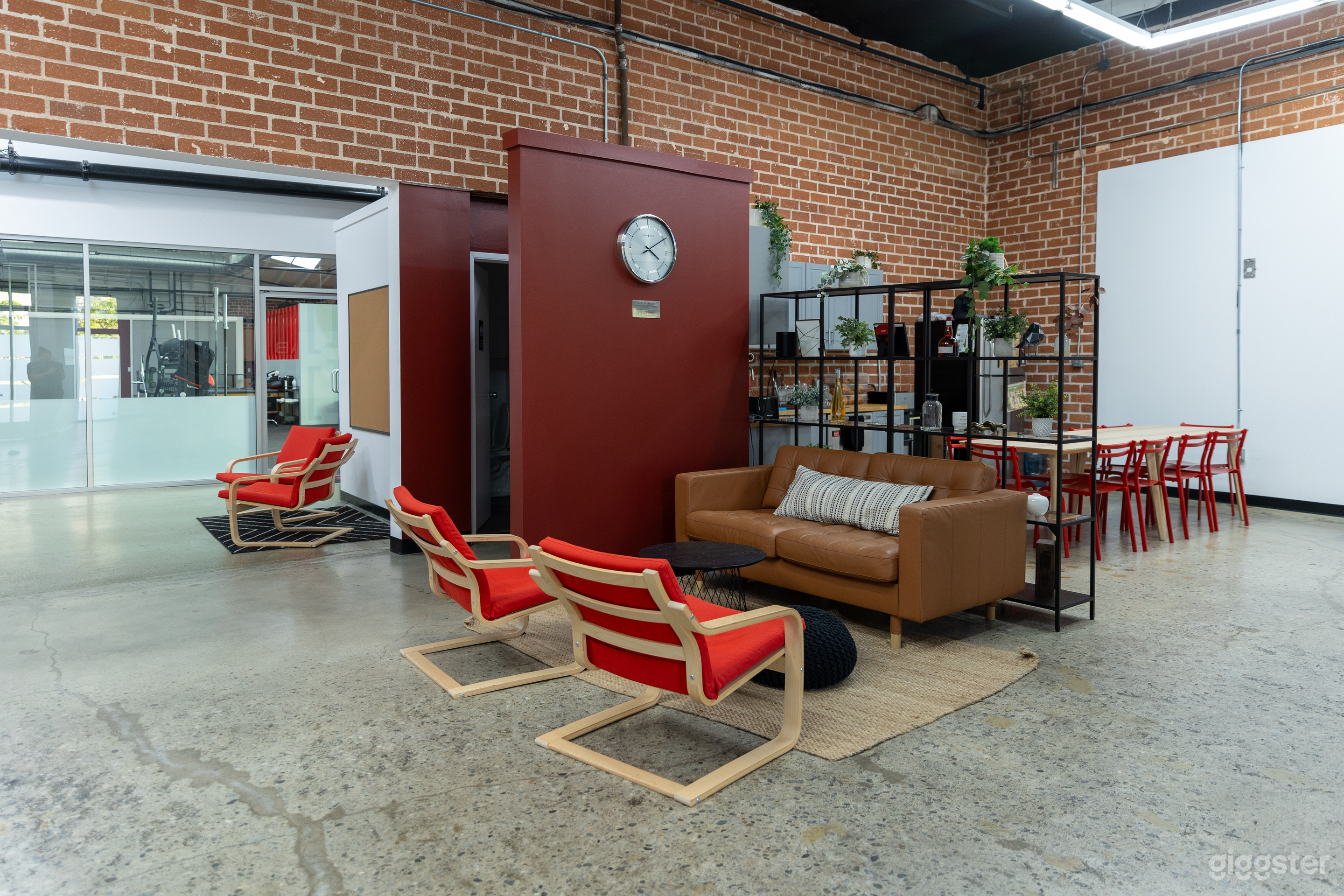 6,100 Sqft Dual Creative + Performance Facility | BUYOUT Photo 1