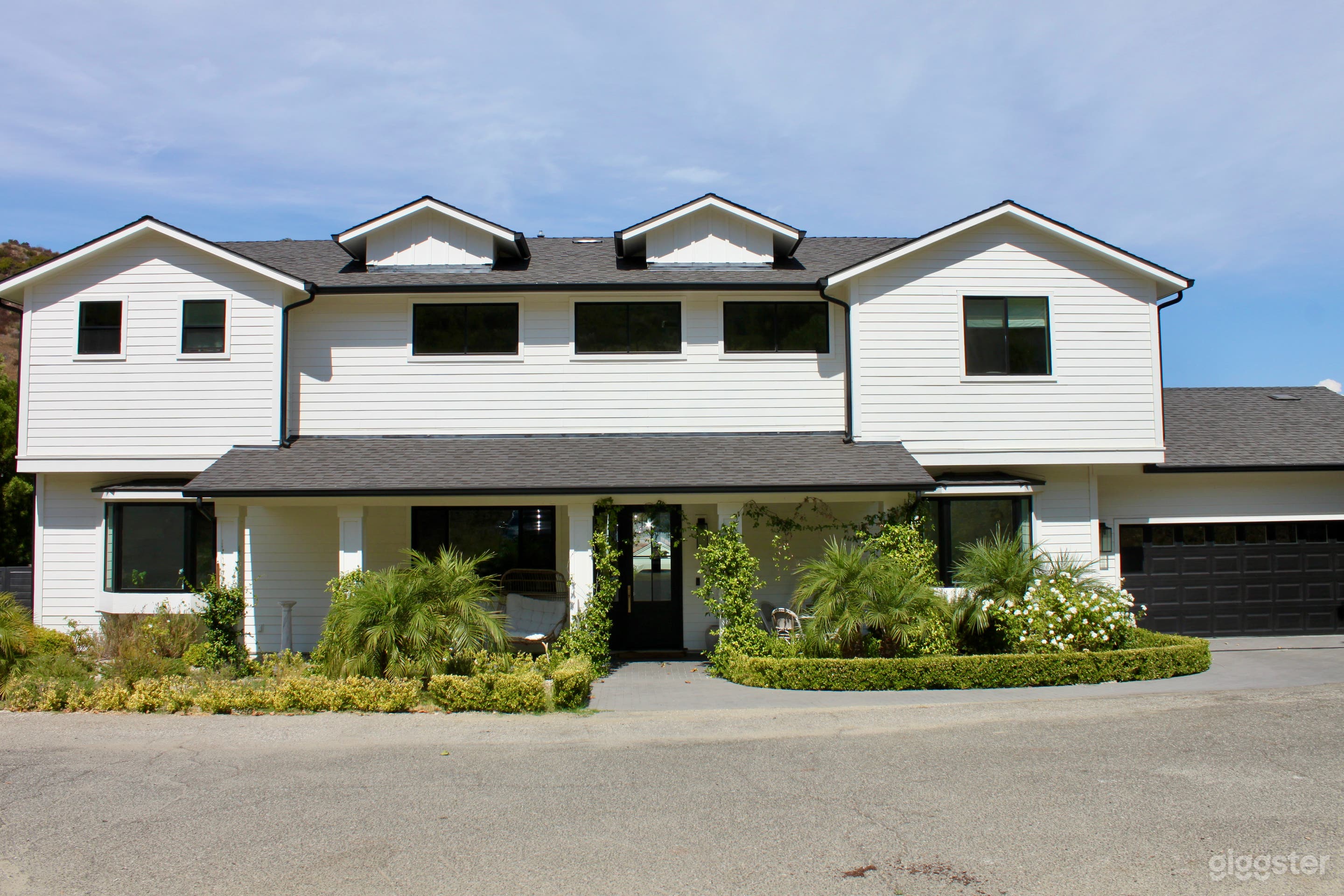 Modern Ranch House in Secluded Canyon Photo 3