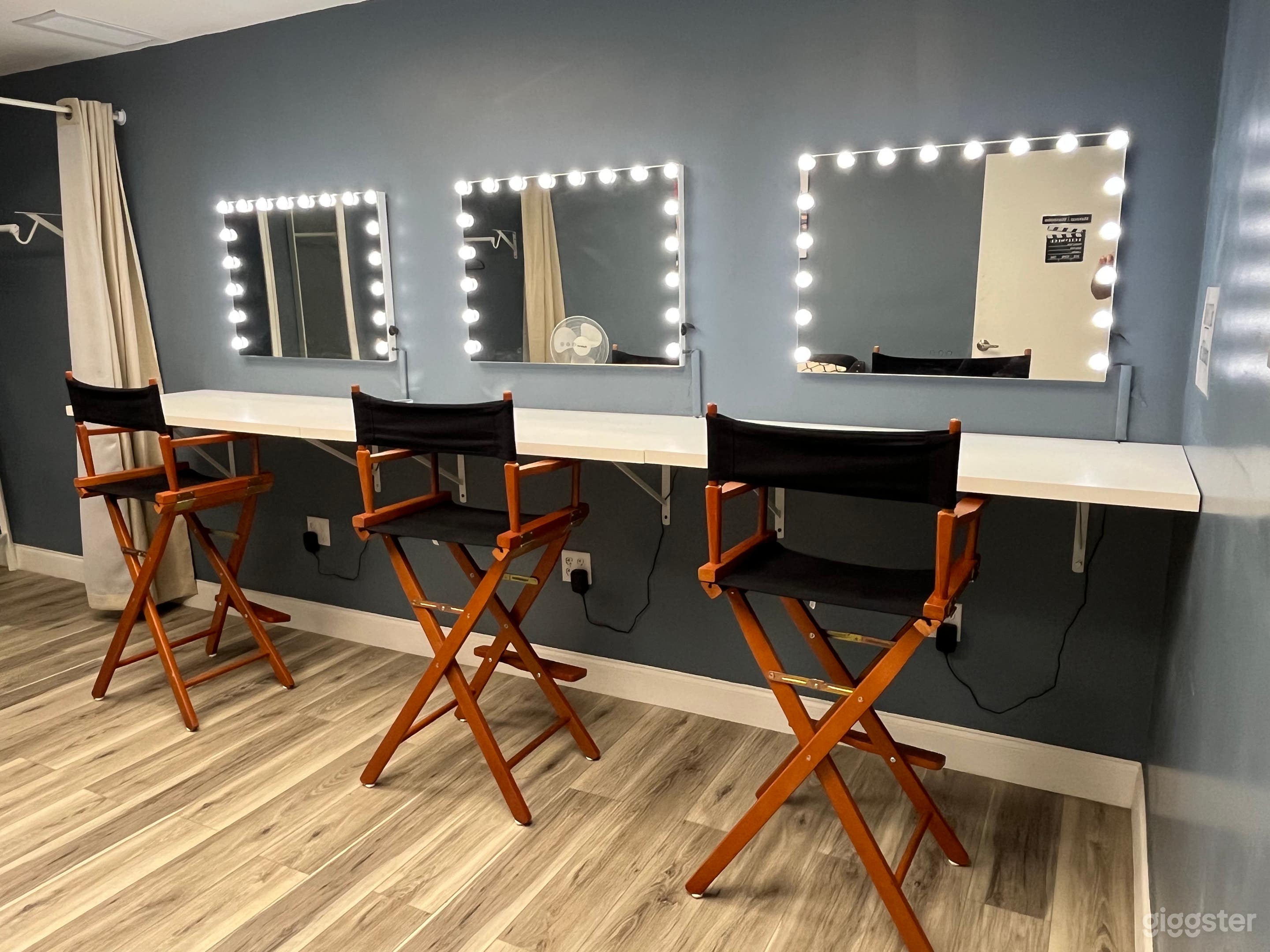 Makeup / Wardrobe Glam Room for Shoots Photo 3