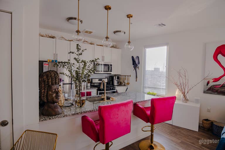  Bright Modern Apartment w/ Natural Light & Bold Art 