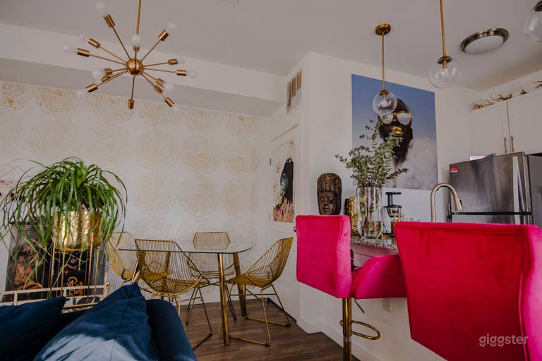  Bright Modern Apartment w/ Natural Light & Bold Art 