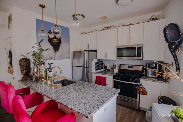  Bright Modern Apartment w/ Natural Light & Bold Art 