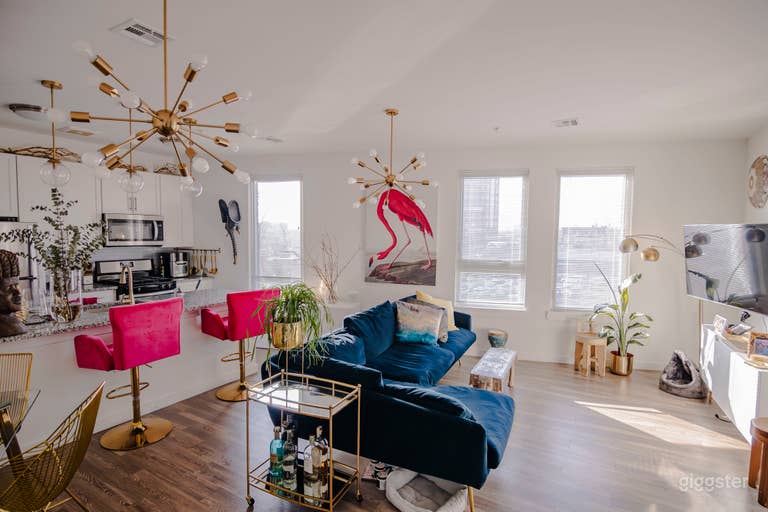  Bright Modern Apartment w/ Natural Light & Bold Art 