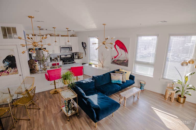  Bright Modern Apartment w/ Natural Light & Bold Art 