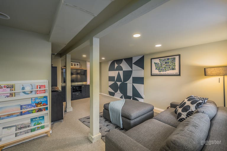  Seattle Mural & Great Outdoor Space! 