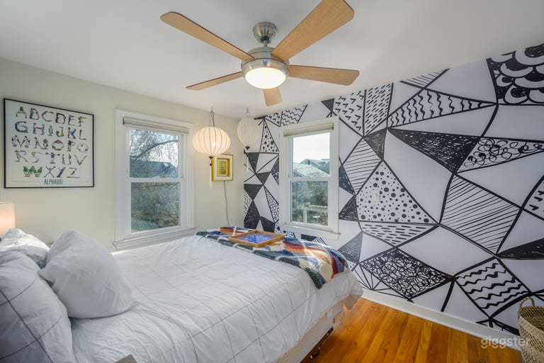  Seattle Mural & Great Outdoor Space! 