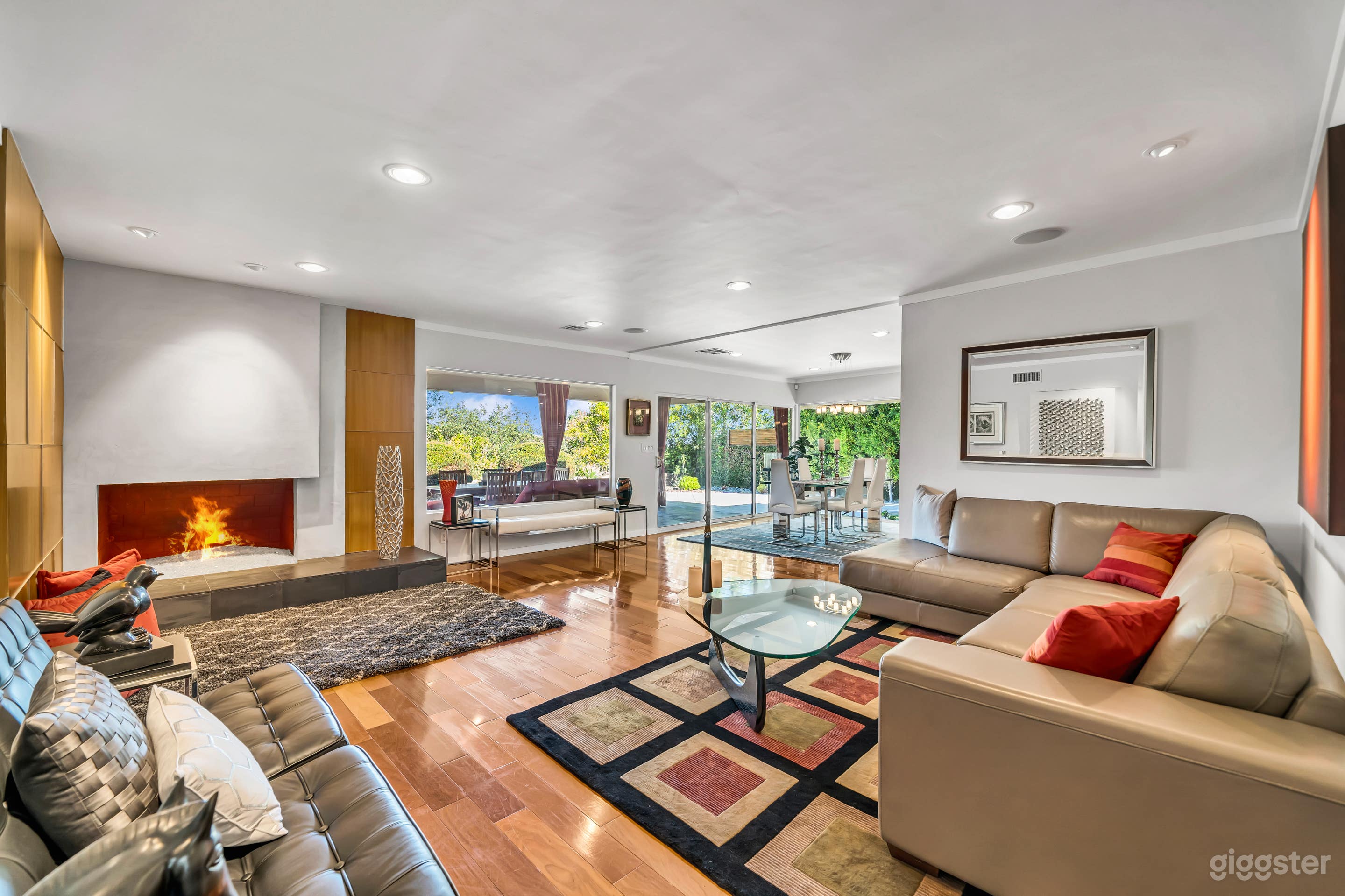 SOPHISTICATED FILM VENUE: SHERMAN OAKS HOUSE Photo 2