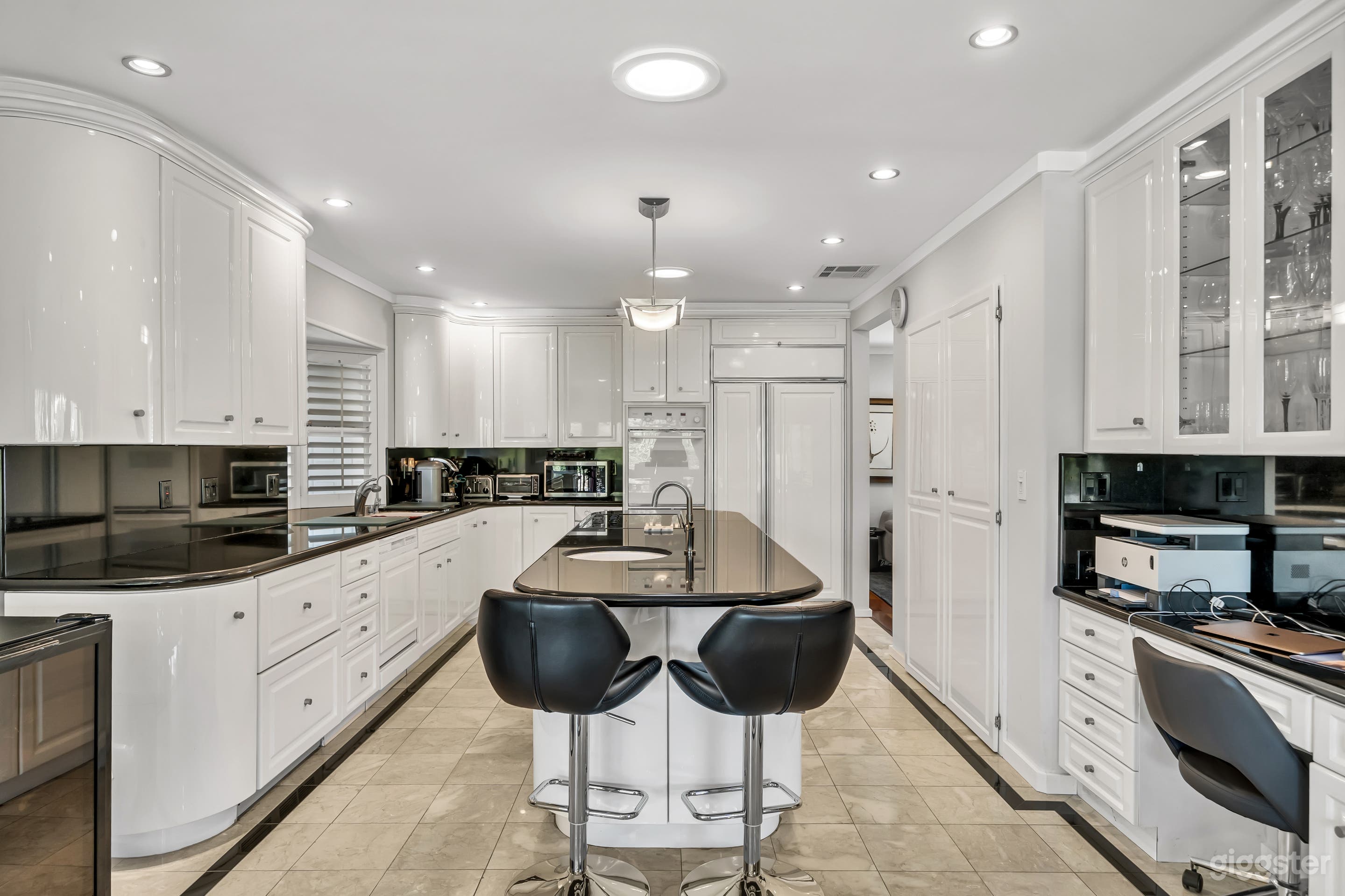 SOPHISTICATED FILM VENUE: SHERMAN OAKS HOUSE Photo 3