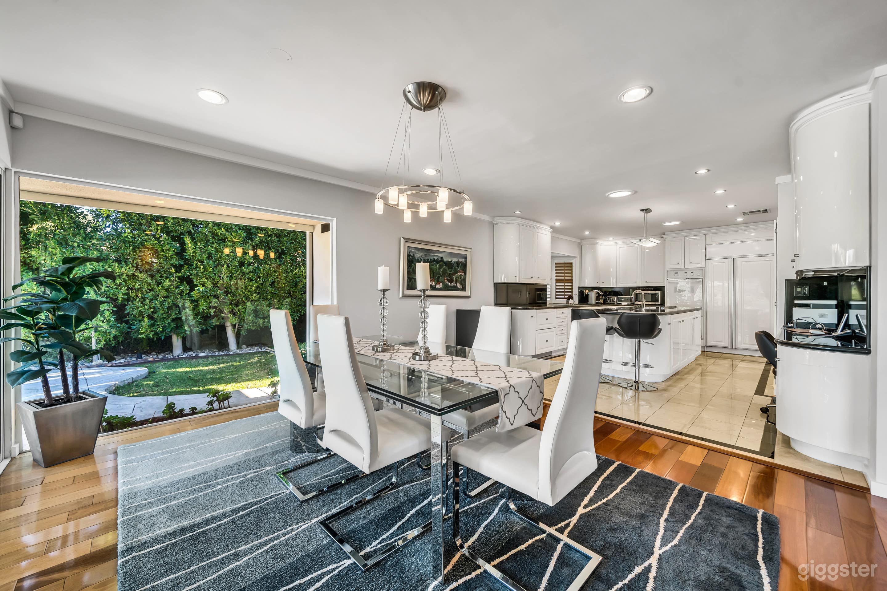 SOPHISTICATED FILM VENUE: SHERMAN OAKS HOUSE Photo 4