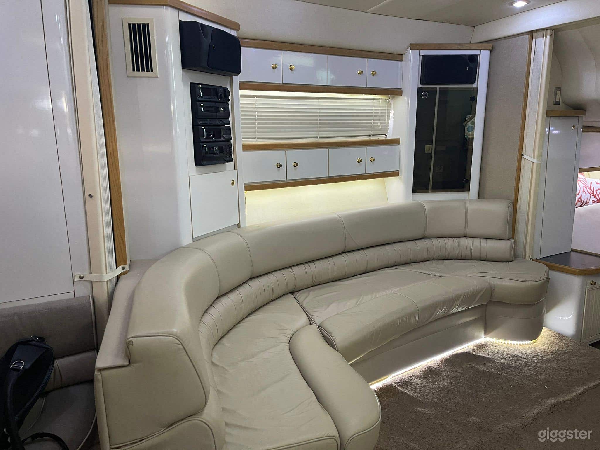 Modish 43FT MAXUM Oceanika Party Yacht Space Events Photo 2