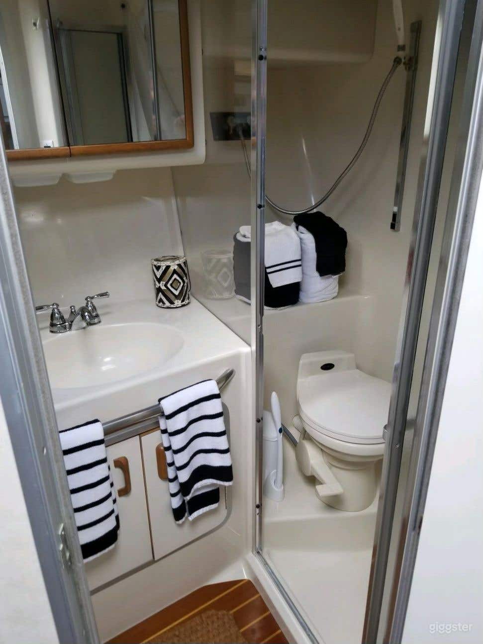 Modish 43FT MAXUM Oceanika Party Yacht Space Events Photo 3