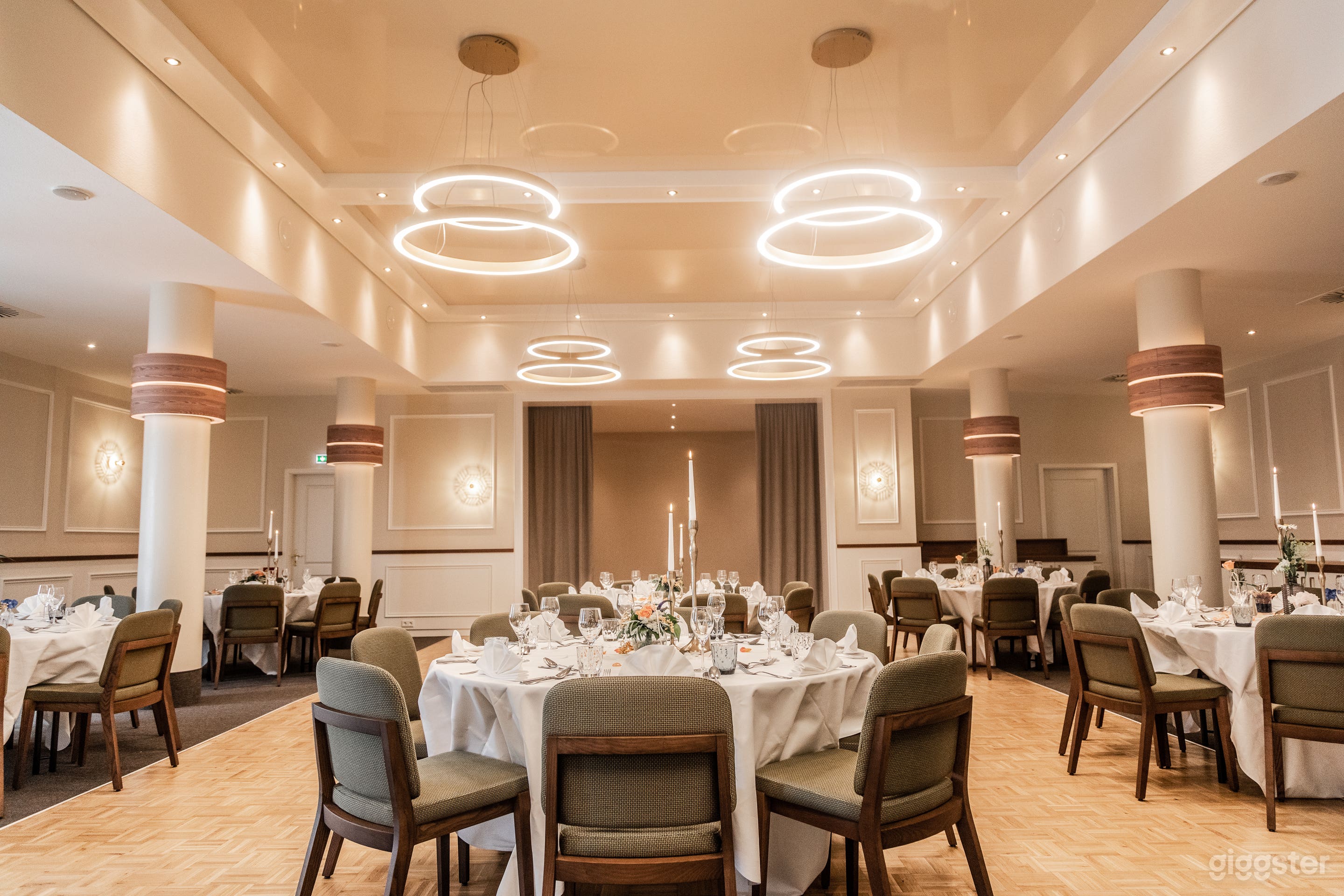 Moderner Bankettsaal mit Restaurant und Speisebereich Foto 3