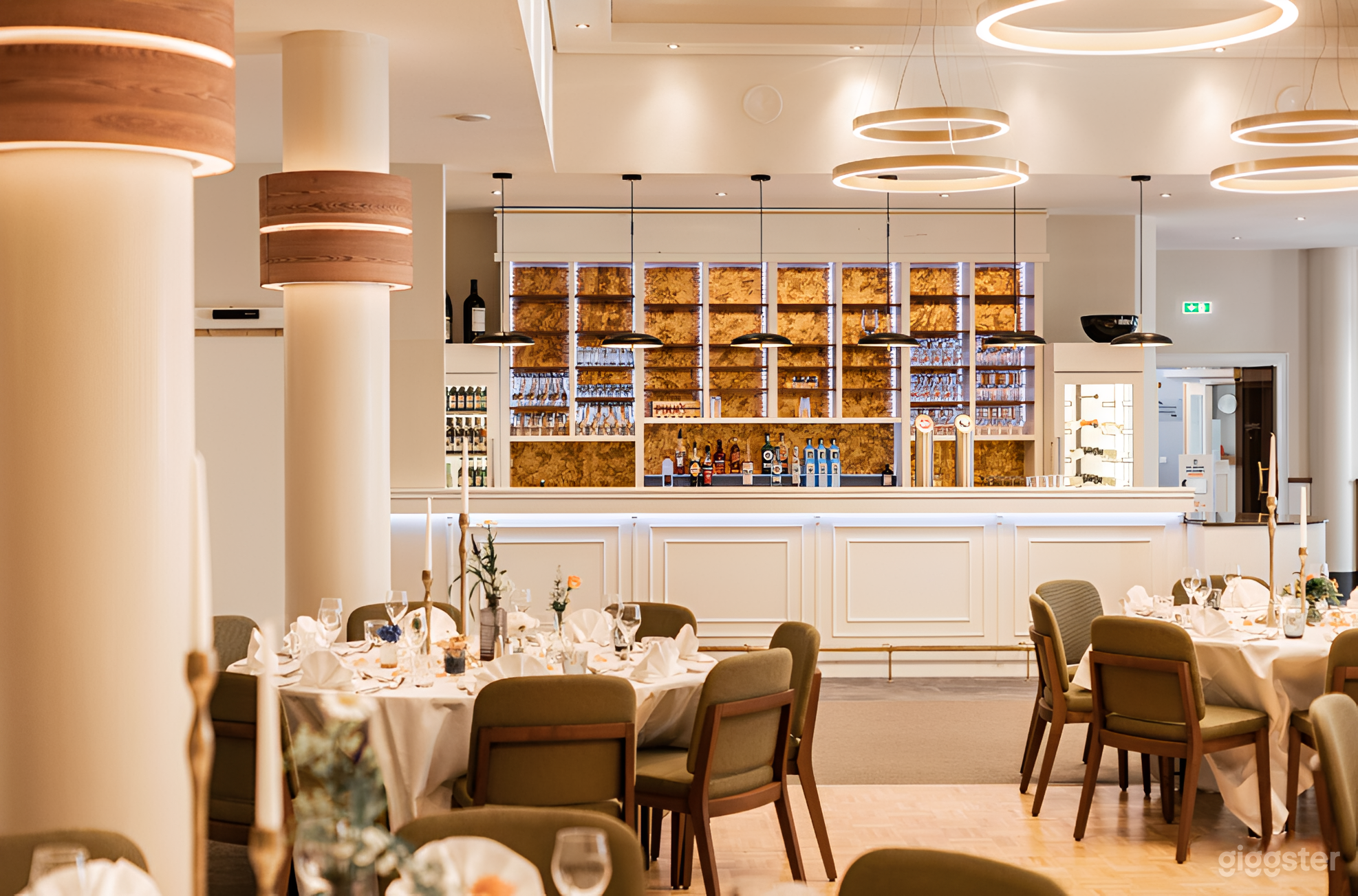 Moderner Bankettsaal mit Restaurant und Speisebereich Foto 1