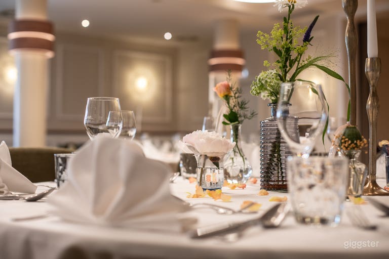  Moderner Bankettsaal mit Restaurant und Speisebereich 