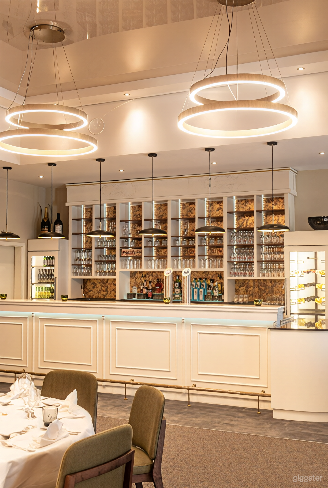 Moderner Bankettsaal mit Restaurant und Speisebereich Foto 4