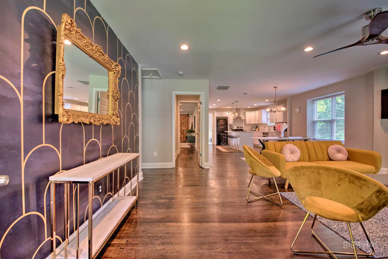  Glamorous Jungalow in the West End!  