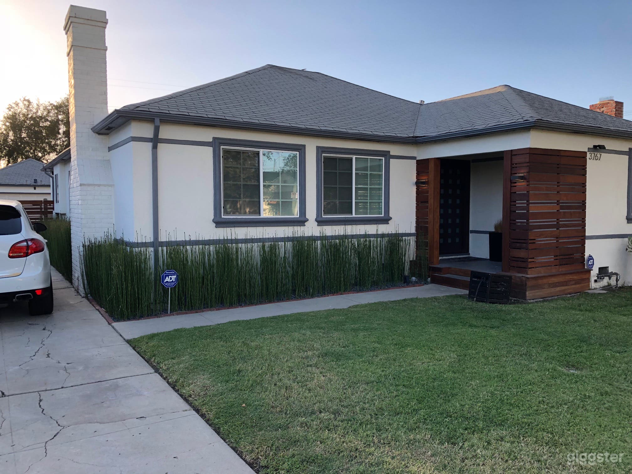 Hip Mid Century Modern Home next to Culver Studios Photo 4