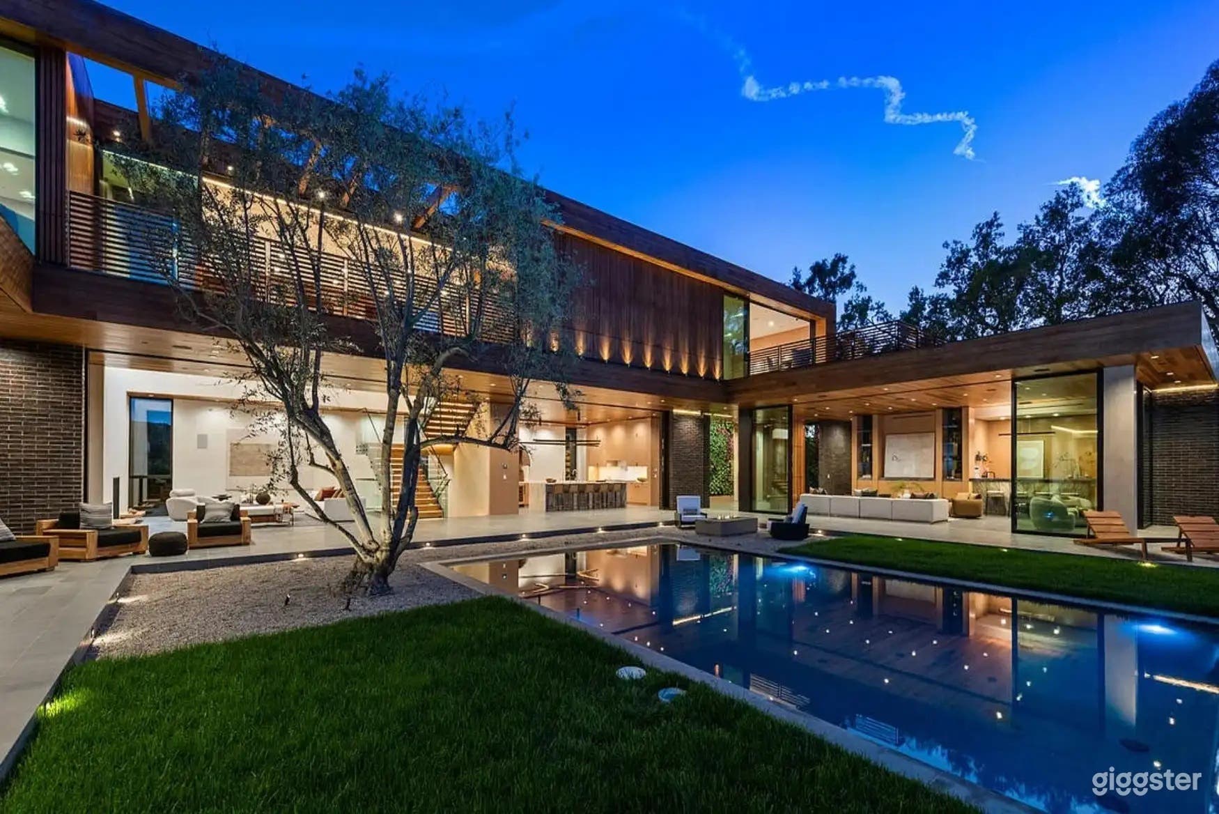 THE LOOKBOOK OUTDOOR POOL Photo 1