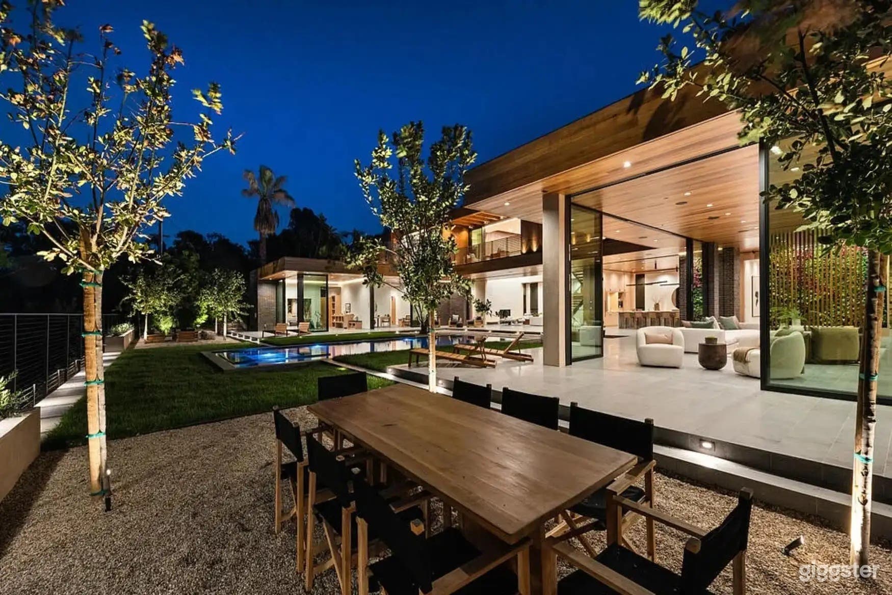 THE LOOKBOOK OUTDOOR POOL Photo 2