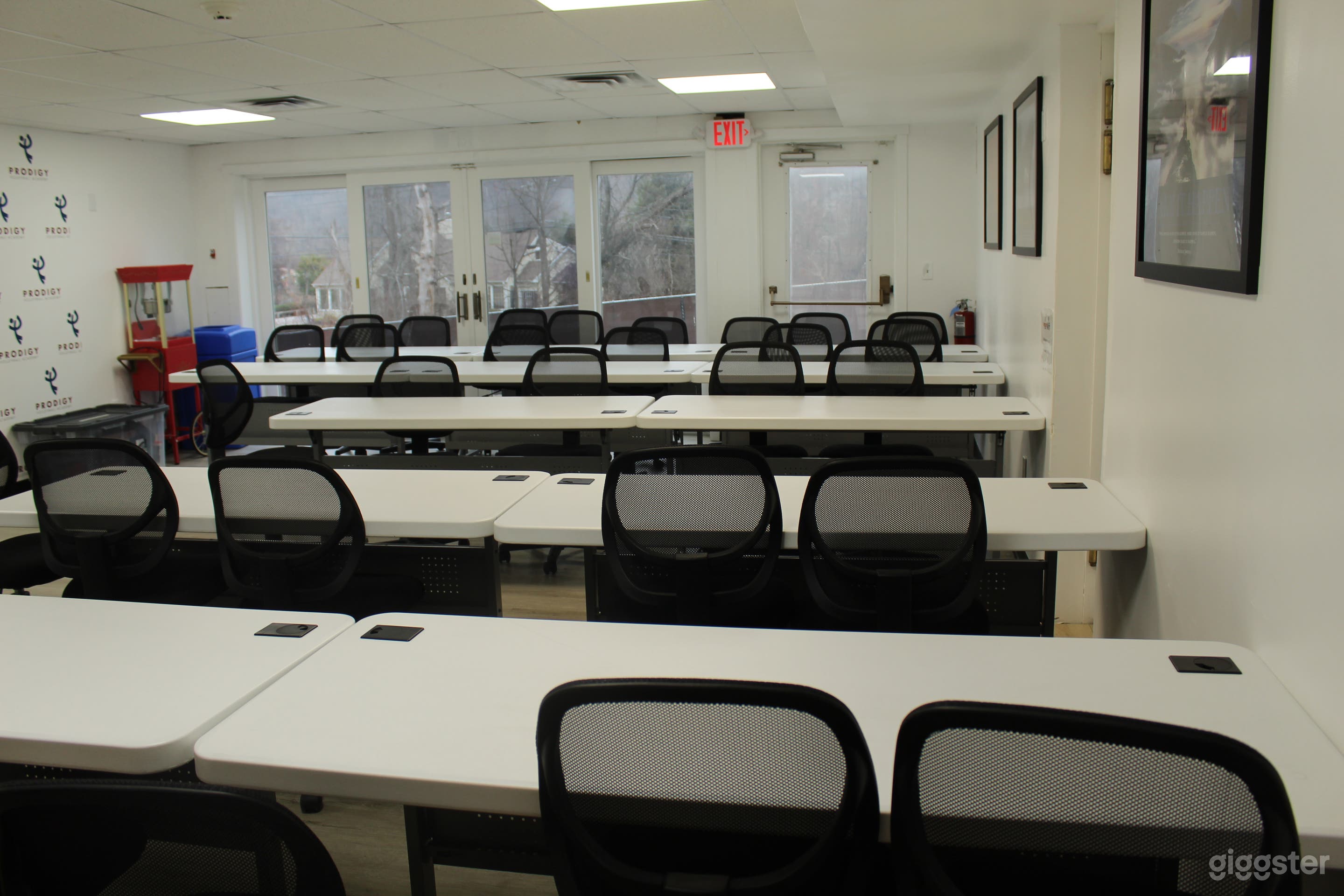 Fully Equipped Conference Classroom with High-Speed Wi-Fi Photo 4