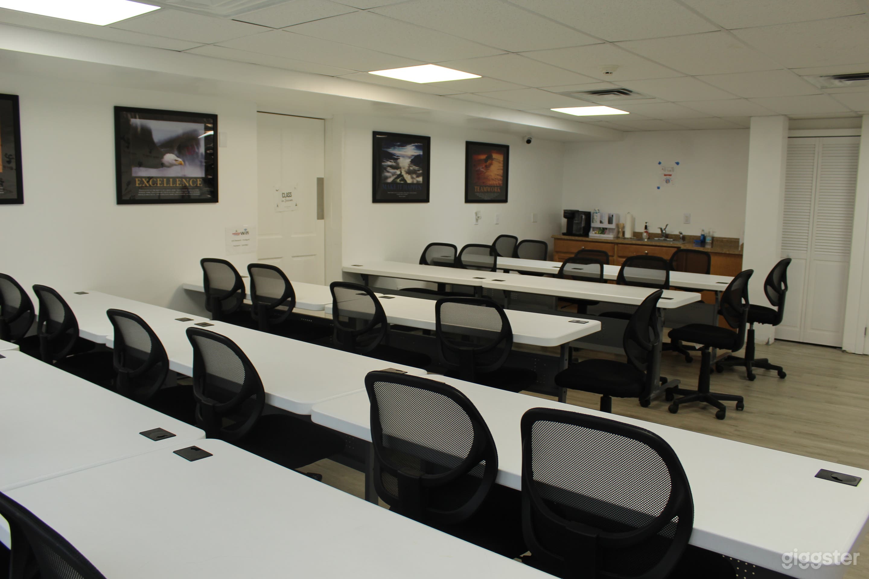 Fully Equipped Conference Classroom with High-Speed Wi-Fi Photo 2