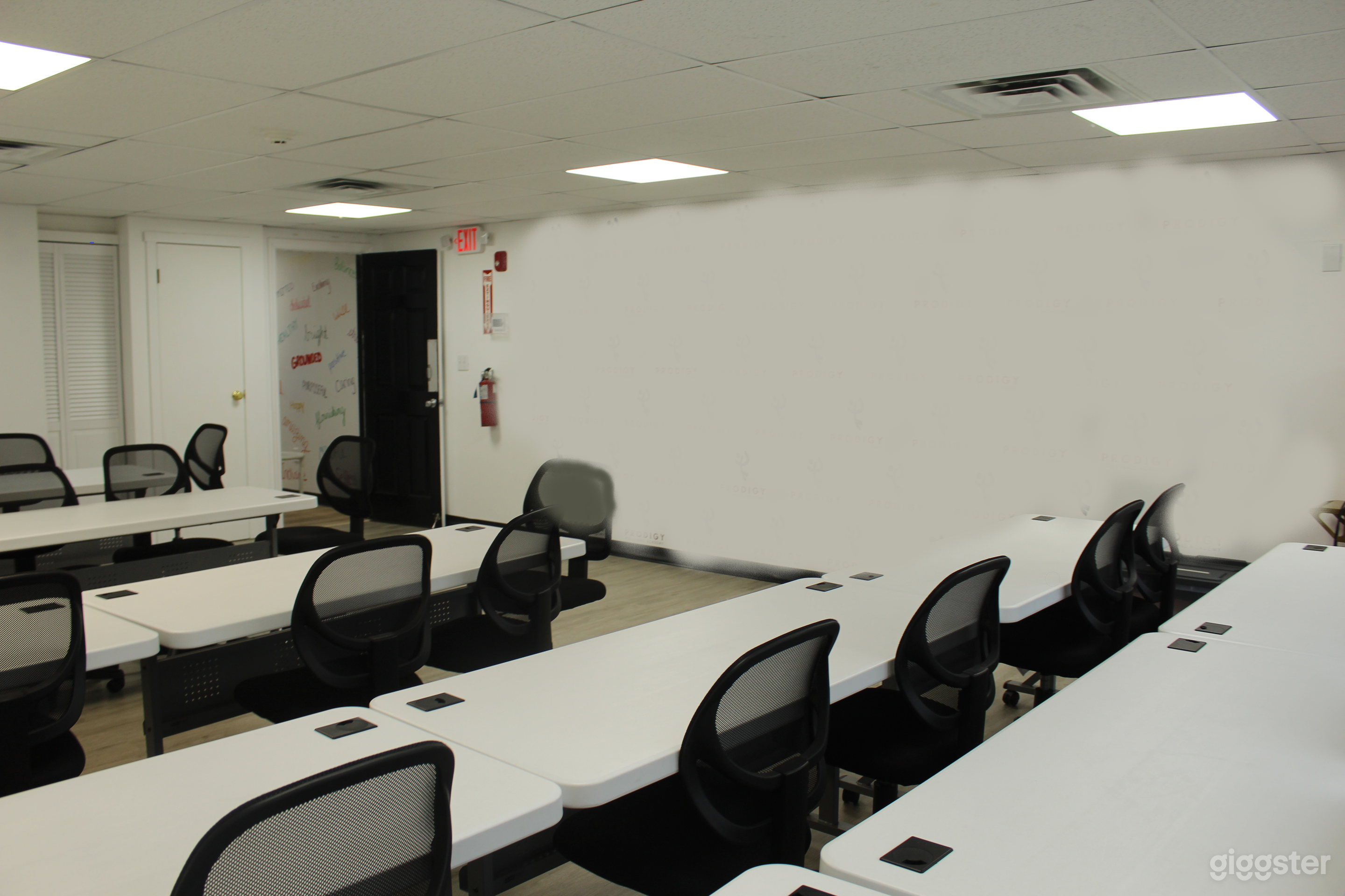 Fully Equipped Conference Classroom with High-Speed Wi-Fi Photo 3