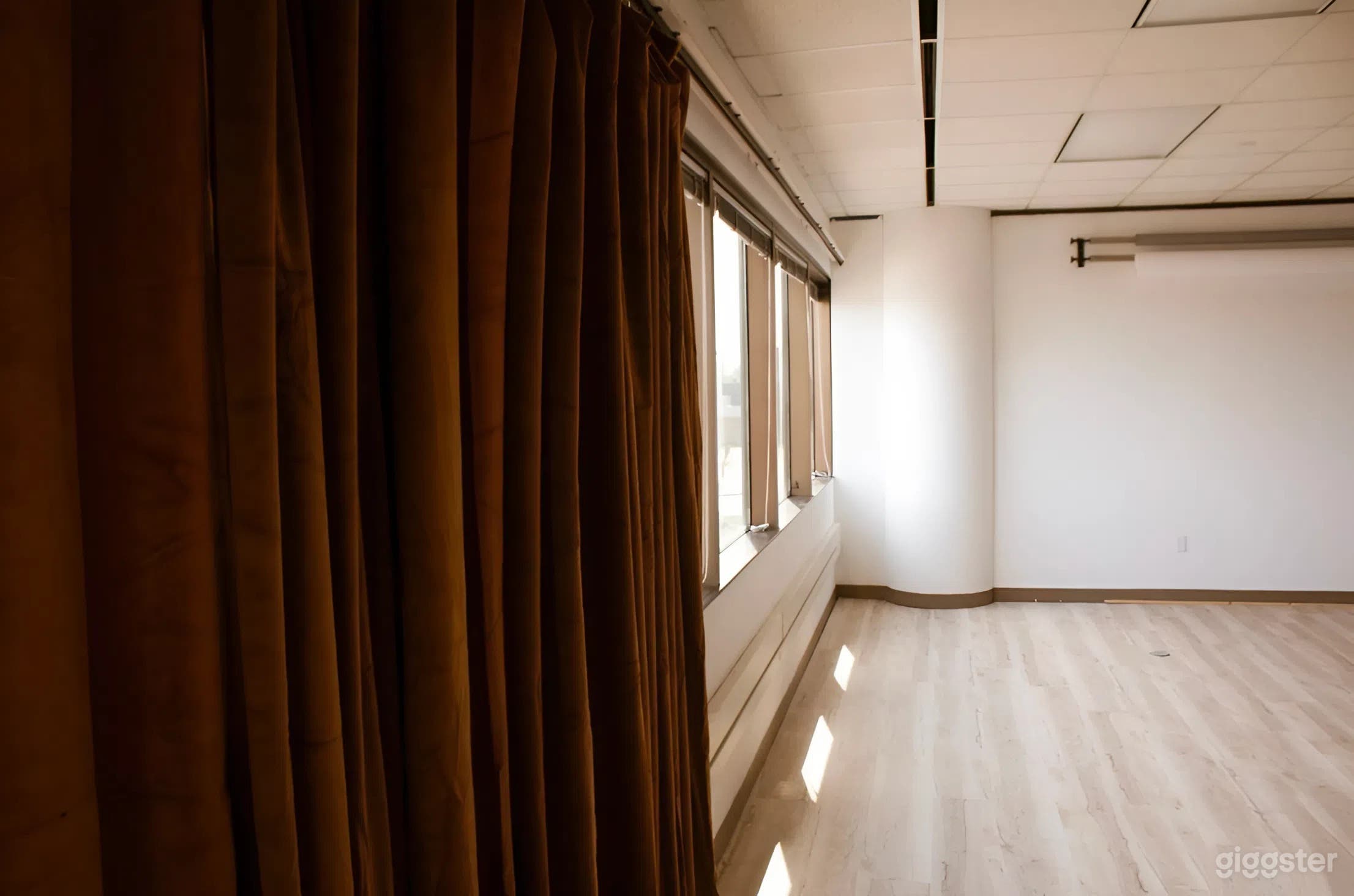 2 Studios in One! Natural Light & Technical Shooting Studio Photo 3