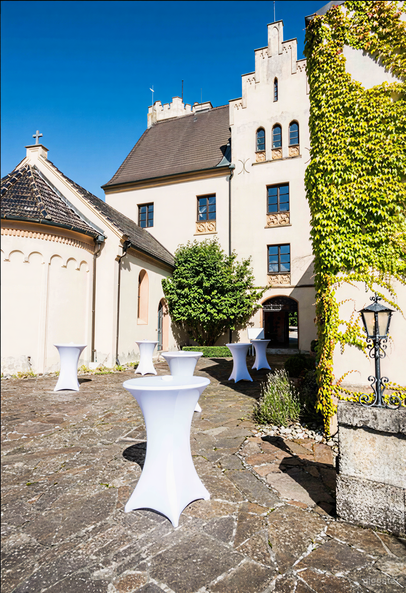 Historisches Anwesen mit märchenhafter Toranlage Foto 3