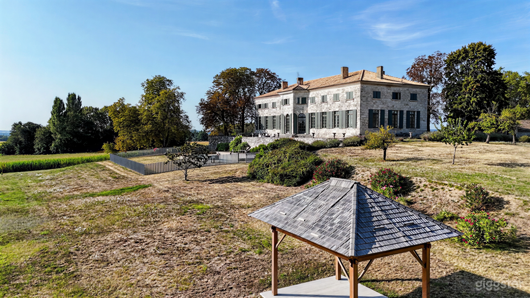 Photo de 17th Century Estate, 32p, 14br, Pools, Billiards, Views, 1000m2 4