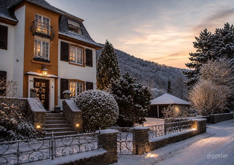  Villa am Flussufer mit parkähnlichem Grundstück und Garten 