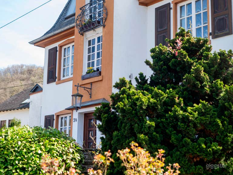  Villa am Flussufer mit parkähnlichem Grundstück und Garten 