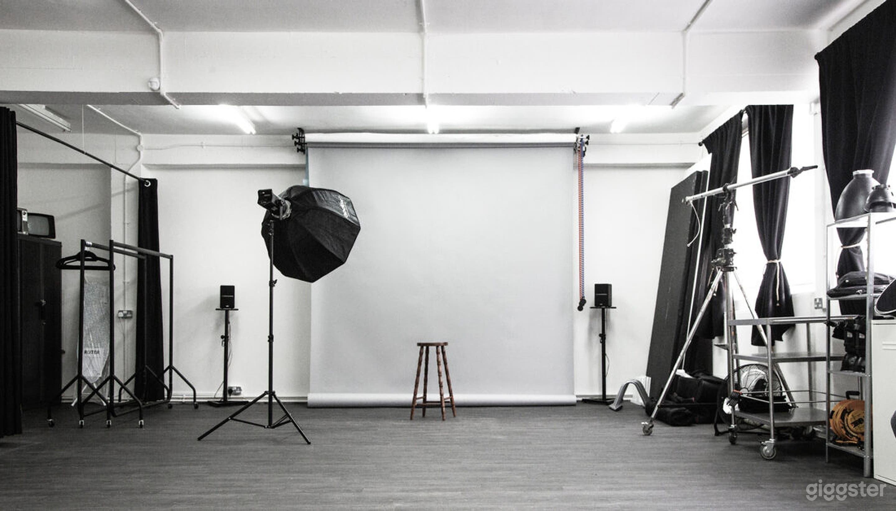 Monochromatic Brick-walled Photo Studio with Abundant Lighting Photo 1