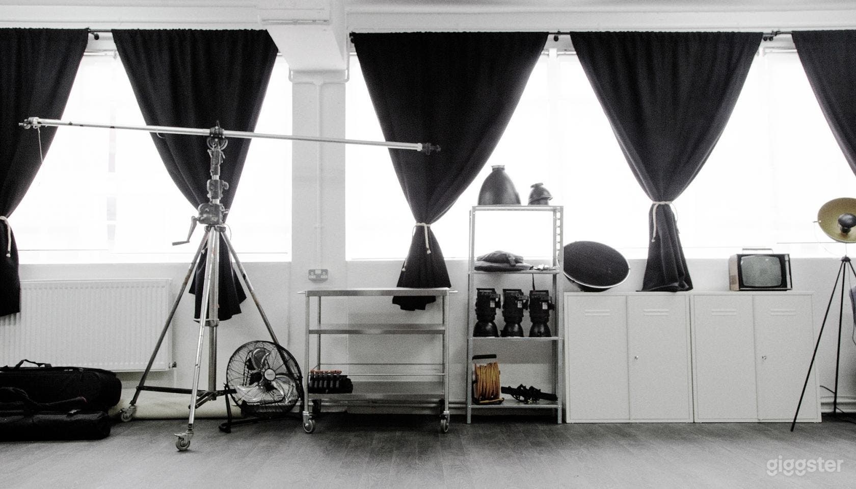 Monochromatic Brick-walled Photo Studio with Abundant Lighting Photo 4